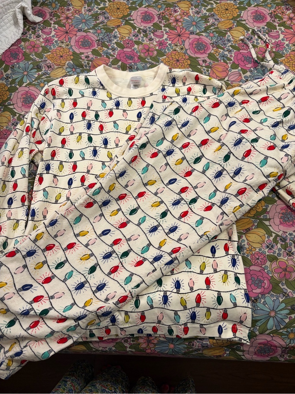 Hanna Andersson Cream Pajama Set with Multicolor Holiday Light Print